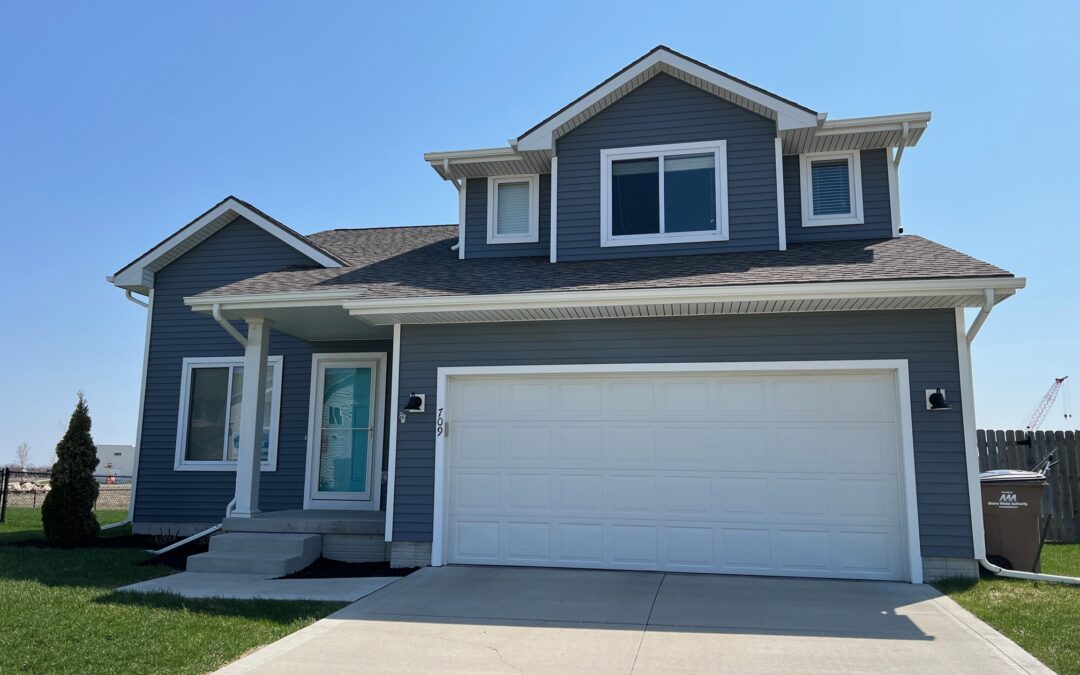 709 37TH ST SW BONDURANT (Monthly Rent $2,075)